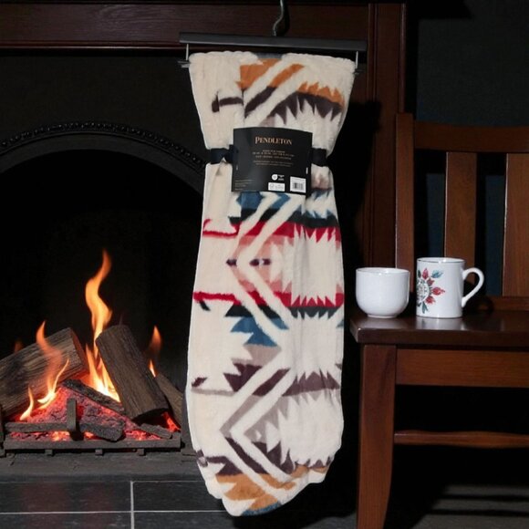 NEW!!! PENDLETON “White Shores Faux Fur Throw” - Size 50” x 70” - Picture 2 of 4